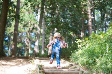 Genç ve güzel bir kız ormanda yürüyüşe çıkmış.