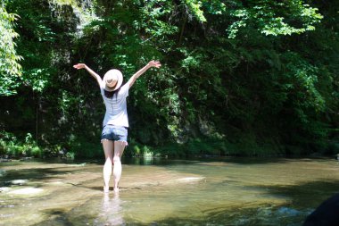 Nehir suyunda güneşli bir günün tadını çıkar.