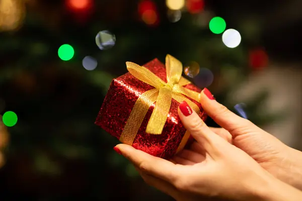 Noel hediyesini tutan bir kadının elleri