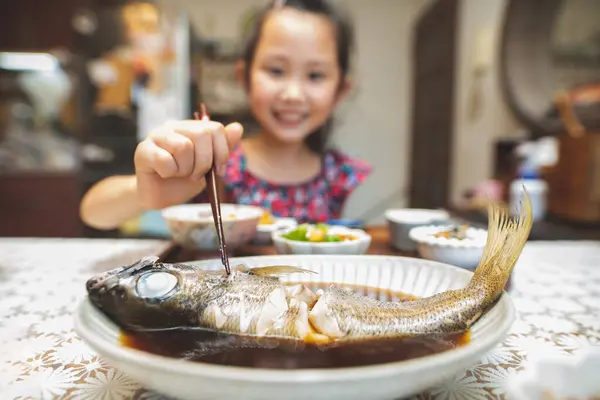 Child to eat boiled fish