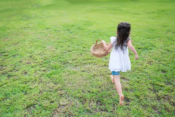 Sepetle oynayan kız.