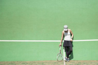 Sahada tenis oynayan adam.