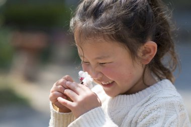 küçük kız kokulu çiçekleri açık havada
