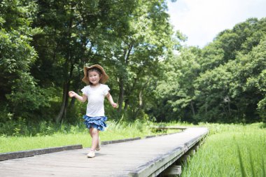 Parkta yürüyen küçük kız