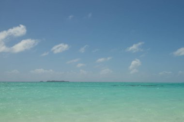 Mavi deniz ve mavi gökyüzü