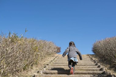 Merdivenlerde yürüyen tatlı Asyalı kız.