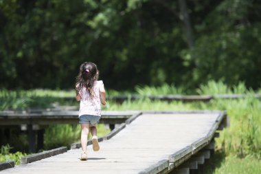 Doğada yürüyen Asyalı küçük kız