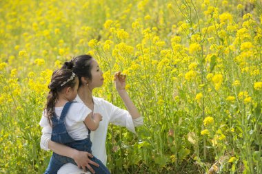 Anne ve kızı tecavüz sahasında oynuyor.