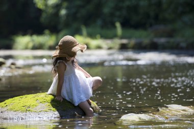 Gölün arka planında beyaz elbiseli genç kız.
