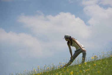 Yeşil tepedeki çimenlikteki kadın