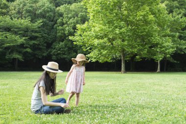 Anne ve çocuk parkta oynarken