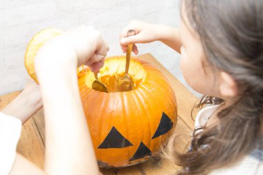 Bir balkabağı feneri yapmak için ebeveyn ve çocuk