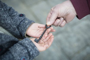 Anahtarı veren büyükanne ve torun.
