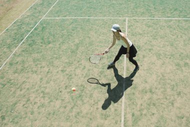 Tenis oynamak için güzel bir kadın