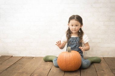 Cadılar bayramında tatlı bir kız