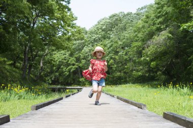 Parkta koşan sevimli küçük kız