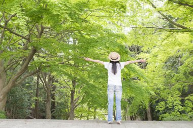 Ağaçların taze yeşilini görmek isteyen bir kadın