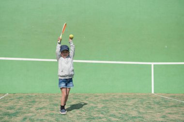 Sahada küçük sevimli Asyalı kız tenisi