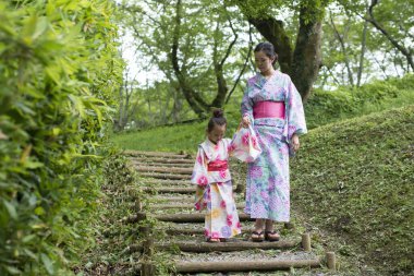 Anne ve kızı yukata giyiyor.