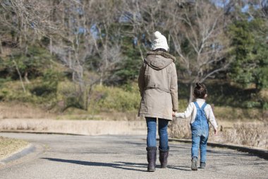 Anne ve kızı parkta oynuyorlar.