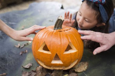 Bir balkabağı feneri yapmak için ebeveyn ve çocuk