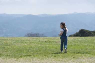 Dağlarda yürüyen küçük tatlı Asyalı kız