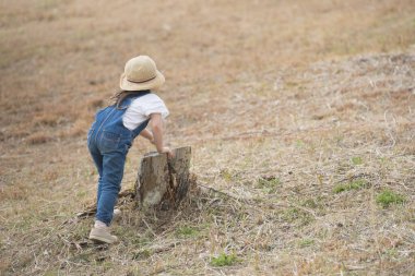 Ormandaki sevimli Asyalı kız.
