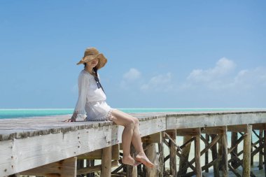 Güney adasının rıhtımında oynayan güzel kadın