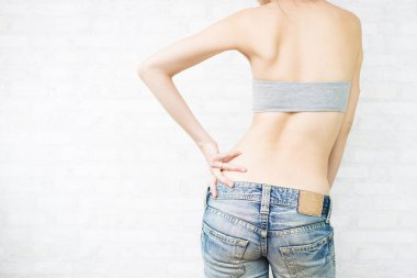 Kalçasına güvenen kadının arka görünüşü