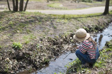 Nehrin kıyısındaki ormanda küçük bir kız