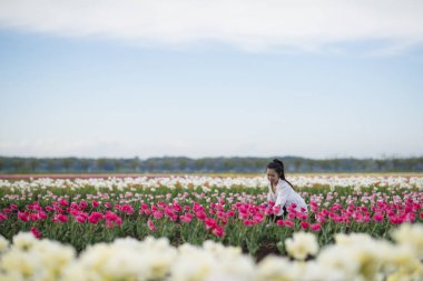 Tarladaki laleli küçük Asyalı kız.