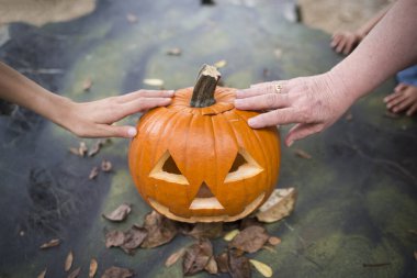 Düşen yaprakların üzerindeki fener.