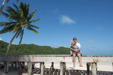 Baba ve kızı sahilde dinleniyor.