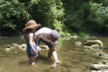 Baba ve Çocuk nehirde oynuyorlar.