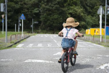 Parkta bisiklet süren Asyalı kız. 