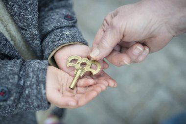 Büyükanne ve torun, anahtarı kim verecek?