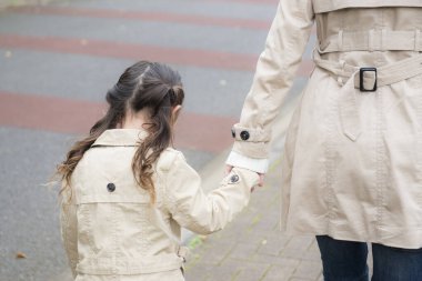 Anne ve kızı yürüme el ele