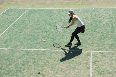 Tenis oynamak için güzel bir kadın