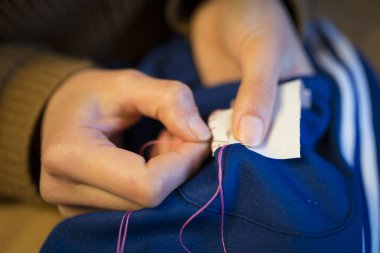 Annem yaka kartı dikiyor.