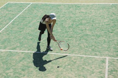 Tenis oynamak için güzel bir kadın