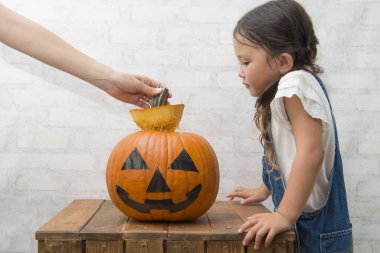 Bir balkabağı feneri yapmak için ebeveyn ve çocuk
