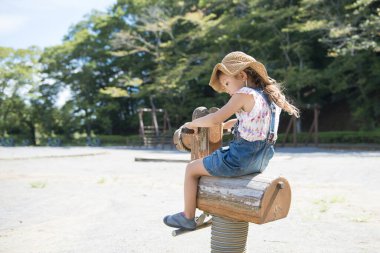 Parktaki küçük sevimli Asyalı kız.