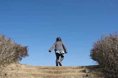 Tepede yürüyen kız
