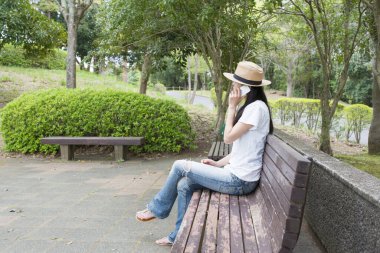 Bankta akıllı telefondan arayan kadın.