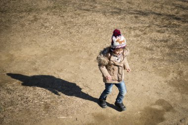 Ormandaki küçük tatlı Asyalı kız