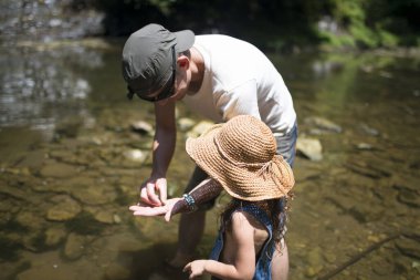 Baba ve Çocuk nehirde oynuyorlar.