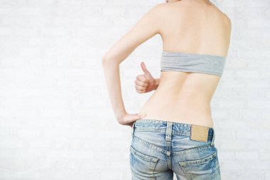 Başparmakları imzalamak için kadınların arka görünümü