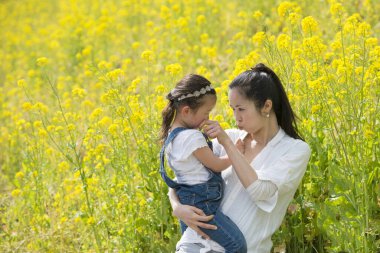 Anne ve kızı tecavüz sahasında oynuyor.