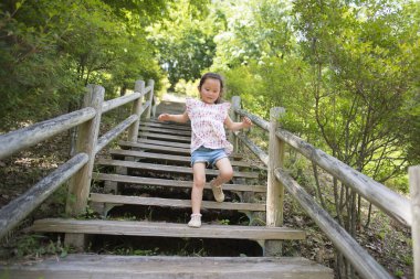 Merdivenlerde yürüyen kız.