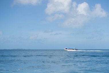 Mavi deniz ve mavi gökyüzü ile sürat teknesi